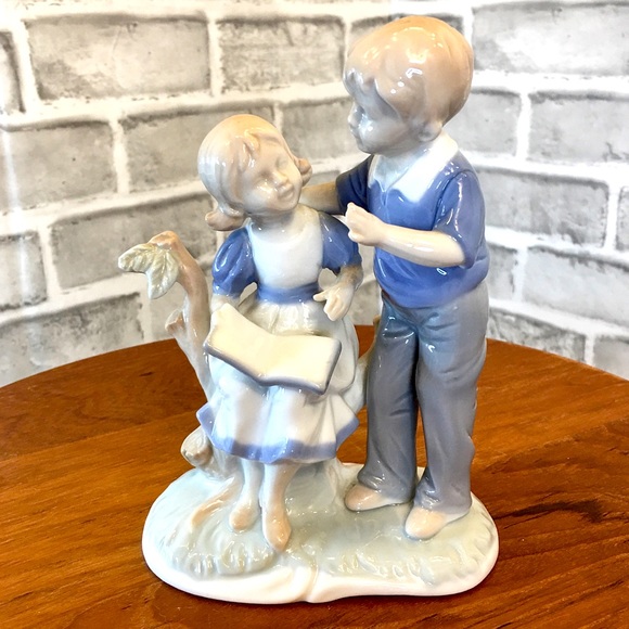 Ceramic Children at Story Time - Picture 2 of 10